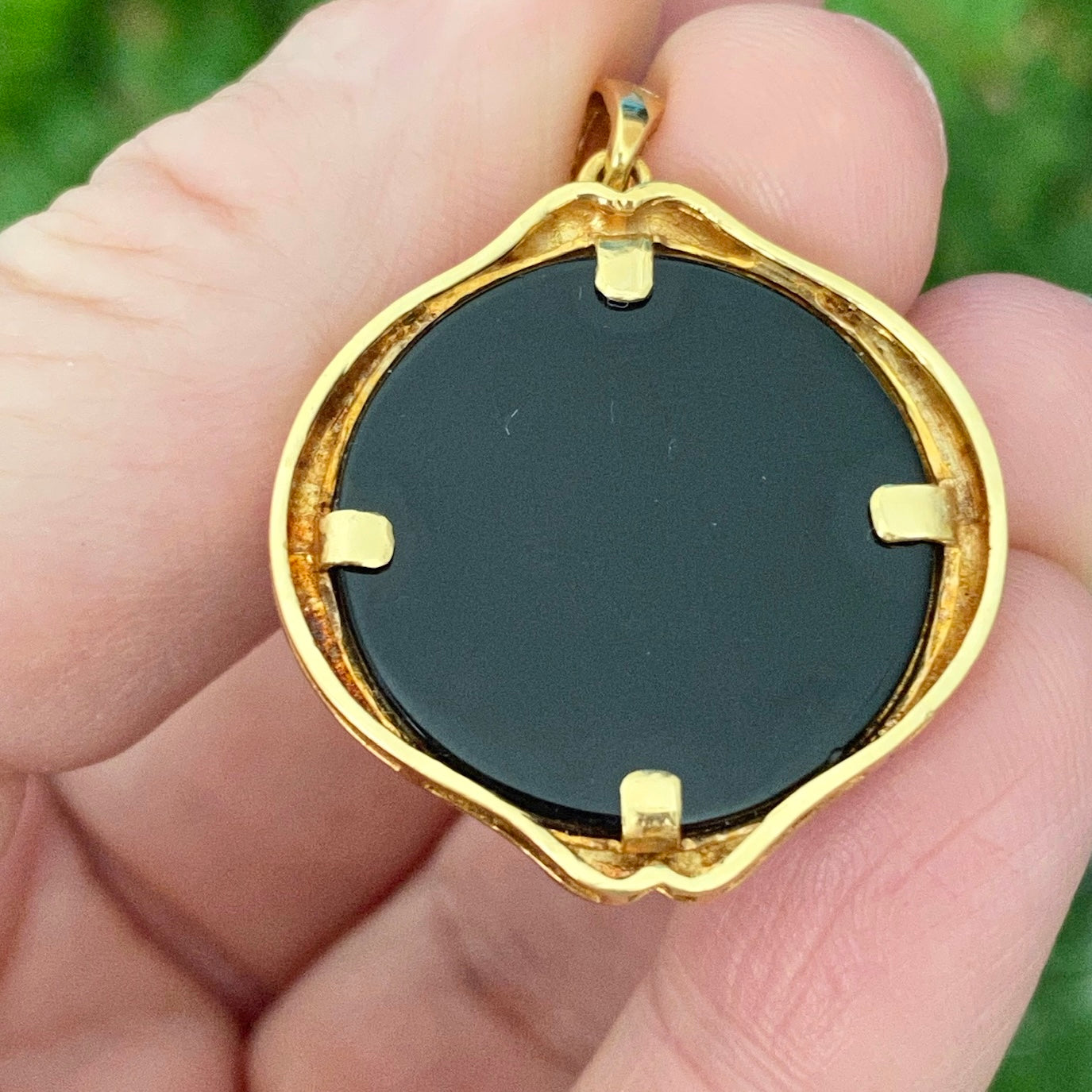 Vintage 18K Yellow Gold Agate Cameo Mother and Child Pendant